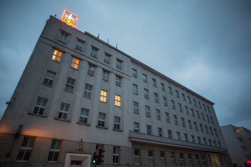 Neonowy herb Gdyni na dachu urzędu miasta doczeka się nowej wersji. Ma być bardziej odporna na warunki pogodowe