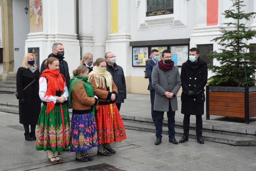 Wadowice. Górale z Zakopanego podarowali choinkę dla muzeum Jana Pawła II. To już tradycja