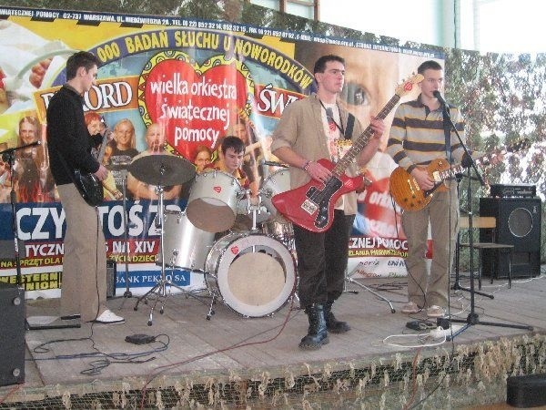 W Gimnazjum w Ostrowitem (gmina Brzuze)  zagrał miejscowy zespół "Slajd"
