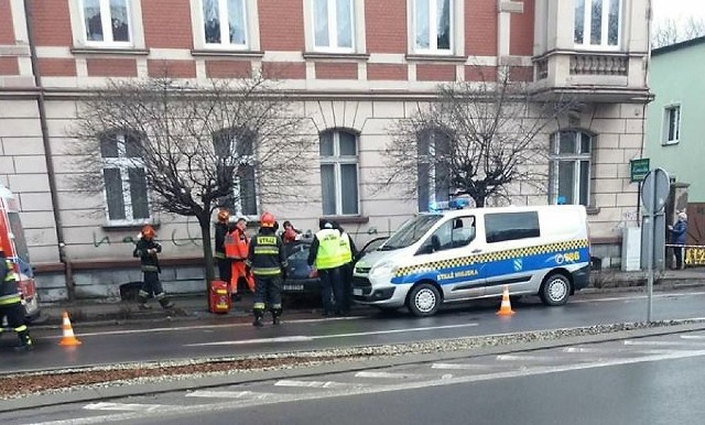 Wypadek w Rybniku na Miejskiej: Kobieta wjechała w budynek