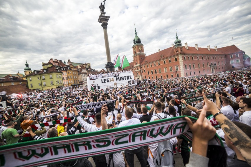 Mistrzowska feta Legii Warszawa na placu Zamkowym [ZDJĘCIA] Piłkarze w końcu odebrali medale. Świętowali z tysiącami kibiców [WIDEO]