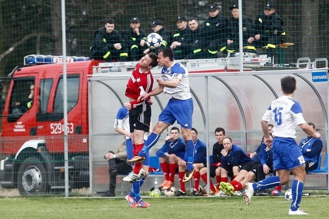 Balon oczekiwań pękł z hukiem w Sieniawie, choć początek meczu w wykonaniu Sokoła był całkiem obiecujący. 