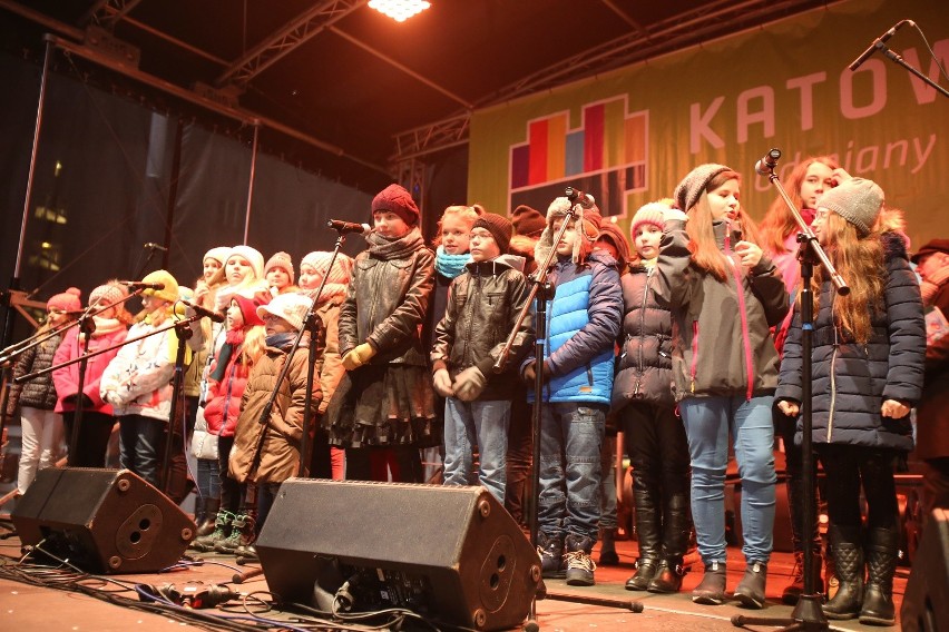 DZieci śpiewają kolędy 2015: koncert na Rynku w Katowicach