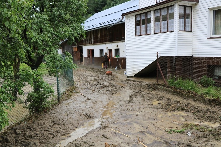 Katastrofalna sytuacja w Ochotnicy Górnej. Woda zniszczyła drogi i domy [ZDJĘCIA]