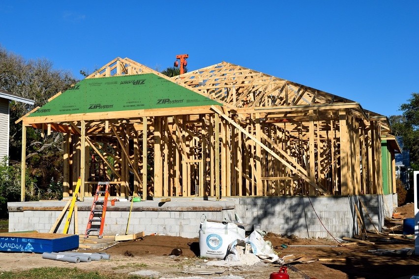 Drewniane domy budowane w ramach Mieszkania Plus zatwierdzone przez sejm. Ile ma ich powstać?