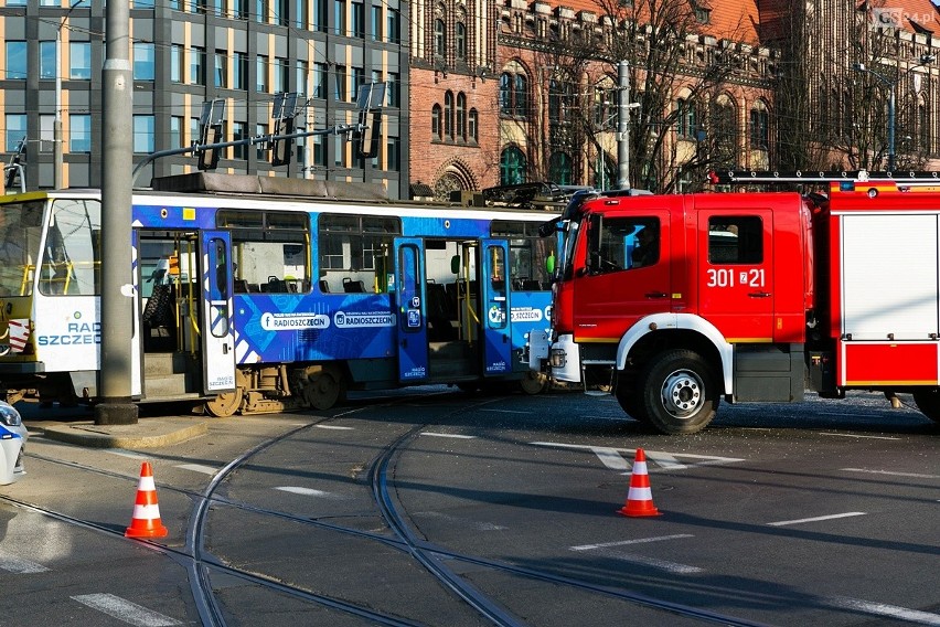 Wypadek na Bramie Portowej w Szczecinie: zderzenie tramwaju...