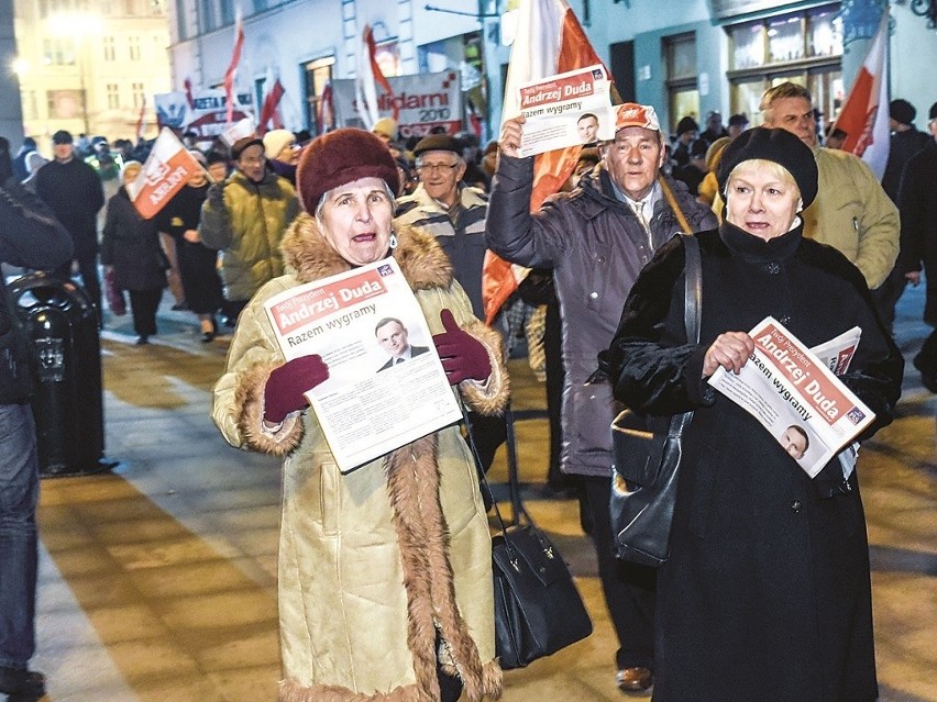 Protestujący zgromadzili się przed Urzędem Wojewódzkim w...