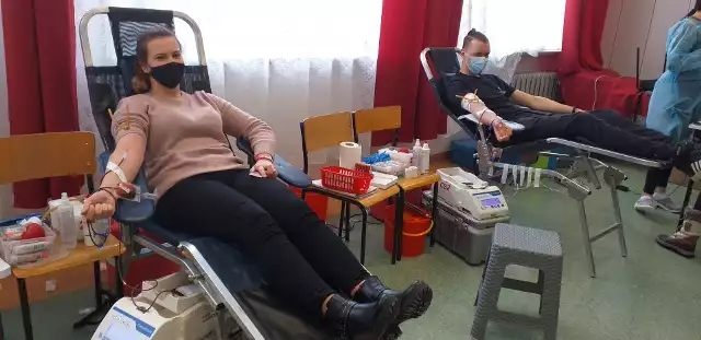 57 dawców krwi i 25,65 litra życiodajnego daru  – to podsumowanie Walentynkowej Akcji Krwiodawczej, której organizatorem był Radosław Bobek z Grupy Azoty Siarkopol oraz Zespół Szkół w Połańcu.Akcja miała miejsce w czwartek 18 lutego w Zespole Szkół w Połańcu. Oprócz pobierania krwi tego dnia odbyła się również zbiórka dla Marcela Wójcika z Rytwian, którą przeprowadzili uczniowie z połanieckiego Zespołu Szkół. Ponadto serce stojące przed budynkiem napełniło się nakrętkami, które również zostaną przeznaczone dla Marcelka.  Więcej zdjęć z akcji na kolejnych slajdach>>>