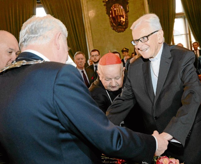 Były metropolita krakowski odebrał medal z rąk prezydenta miasta