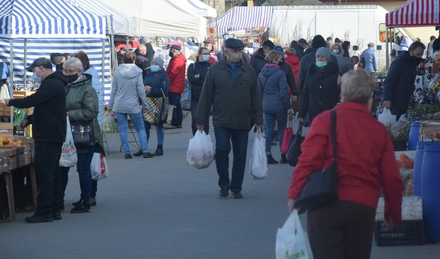 Dużo handlujących, sporo kupujących zjawiło się na targowisku miejskim 10 kwietnia w Szydłowcu. Dopisała także pogoda, było ciepło i słonecznie. Co najczęściej wybierali klienci? ZOBACZ ZDJĘCIA&gt;&gt;&gt;