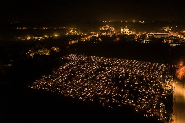 Dzień Wszystkich Świętych to wyjątkowe święto. Miliony osób odwiedzają nekropolie i zapalają znicze na grobach bliskich, wojennych mogiłach i opuszczonych miejscach pochówku jako znak pamięci. Szczególnie pięknie cmentarze wyglądają nocą. Zapraszamy do obejrzenia niesamowitych zdjęć z drona autorstwa Sławomira Rakowskiego z cmentarza w Klimontowie zrobione w nocy z poniedziałku, 1 listopada na wtorek, 2 listopada.