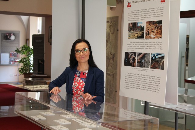 Na zdjęciu Katarzyna Mazur-Kulesza, kierownik Muzeum Uniwersytetu Opolskiego.