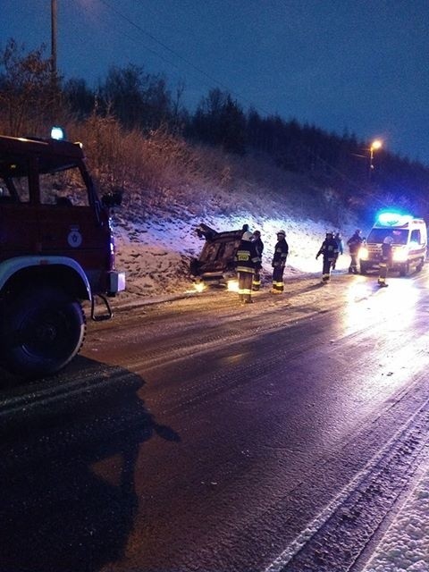 Wypadek w Krasiczynie. Dachował samochód osobowy, droga jest...