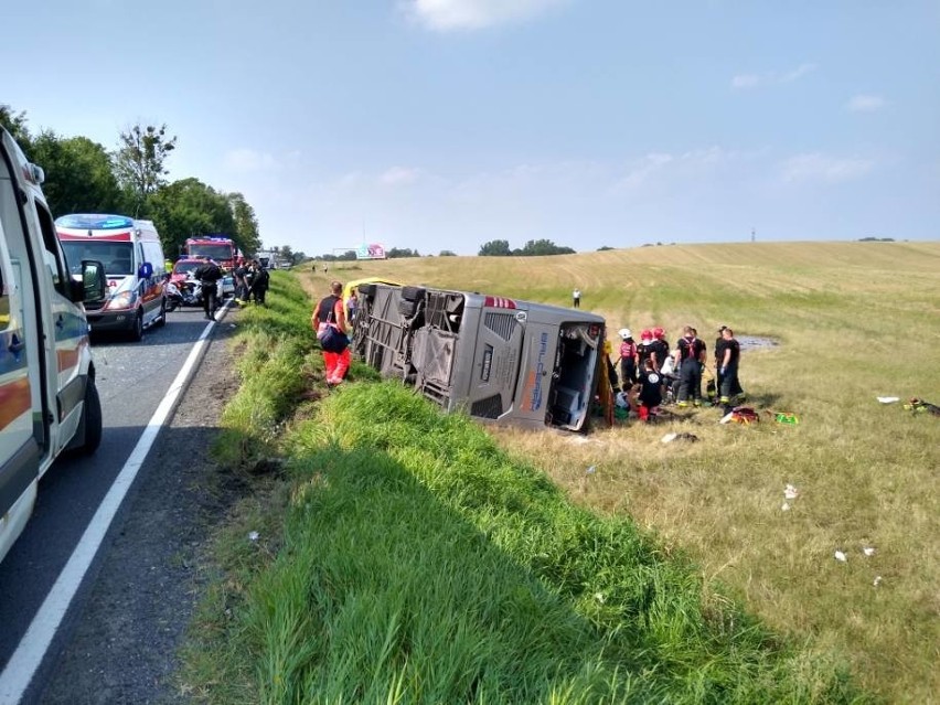 Groźny wypadek pod Olsztynem. Autokar wiozący pielgrzymów z...