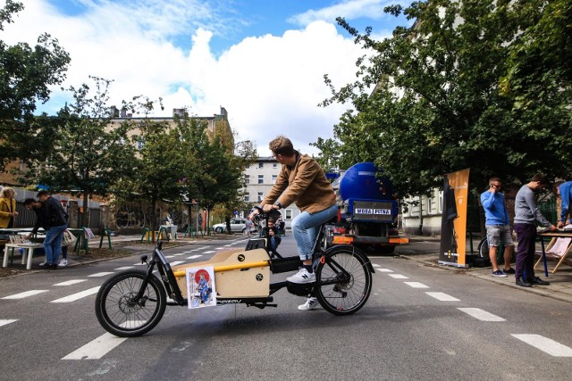 Jeden rower cargo może dowieźć w ciągu godziny dziesięć małych paczek, podczas gdy tradycyjna furgonetka – sześć paczek