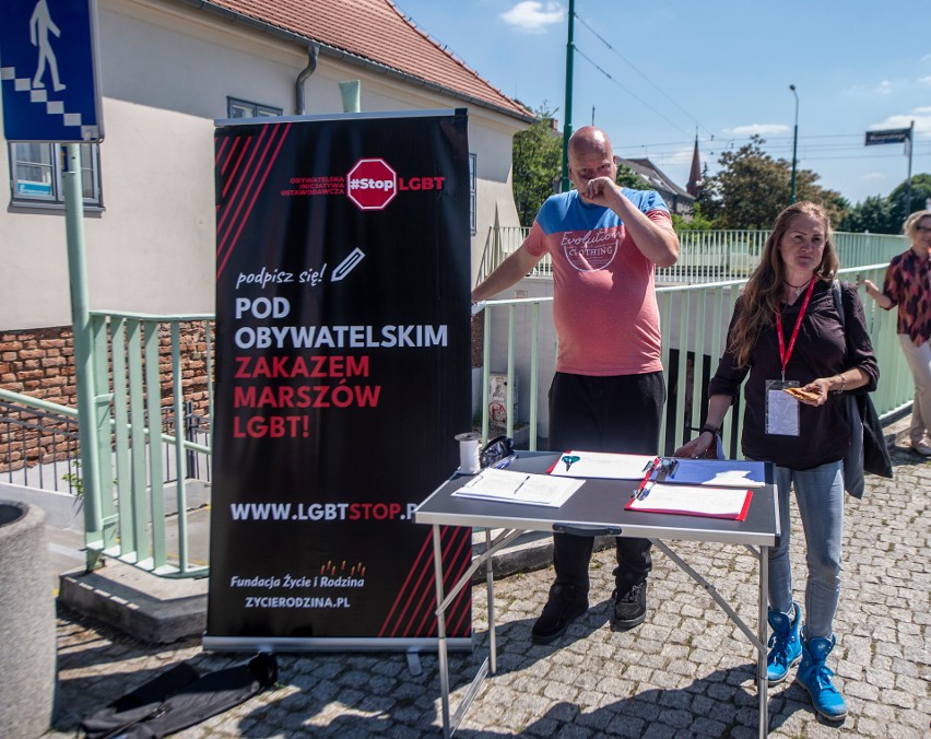 Po procesji Bożego Ciała w Poznaniu zbierano podpisy pod...