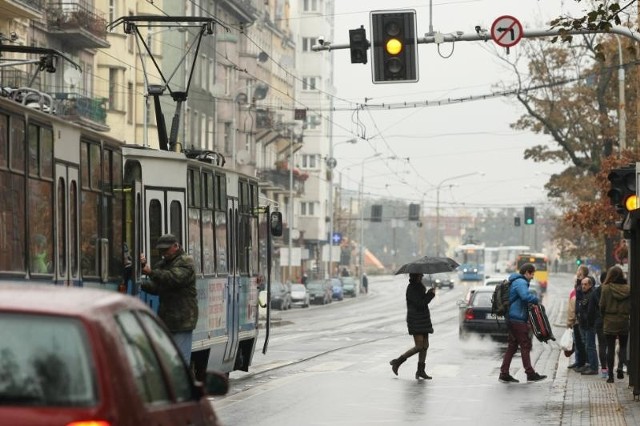 Mimo wydzielonego torowiska i przystanku wiedeńskiego dla tramwajów na Trzebnickiej, autobusy zatrzymują się tam kilkadziesiąt metrów dalej