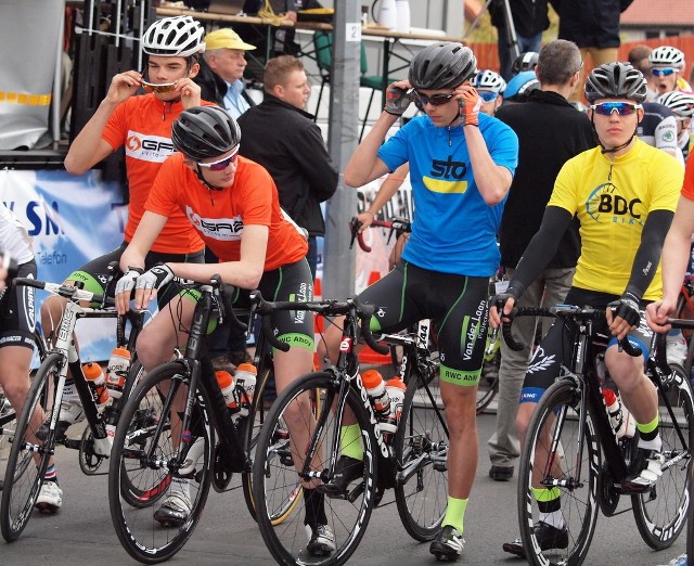 Kolorowy peleton XXVIII Międzynarodowego Wyścigu Kolarskiego Juniorów o Puchar Prezydenta Grudziądza gościł w niedzielę w gminie Świecie nad Wisłą. Na trasie Świecie - Sulnowo - Czaple - Świecie (5 okrążeń) rozegrano drugi etap. Najlepszy w nim okazał się Filip Maciejuk (SMS Żyrardów), który dystans 110 km pokonał w czasie 2h 34' 23". Drugi był Białorusin Kanstantsin Bialiauski (strata 2 sekund), a trzeci Holender Maikel Zijlaard (RWC AHOY) ze stratą 6 sekund. Czwarty finiszował lider wyścigu Dawid Czubak (KTK Kalisz - SMS Toruń), który do zwycięzcy stracił 7 sekund. fot. Sławomir Wojciechowski