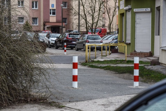 Mieszkańcy walczą o likwidację słupków. Bezskutecznie.