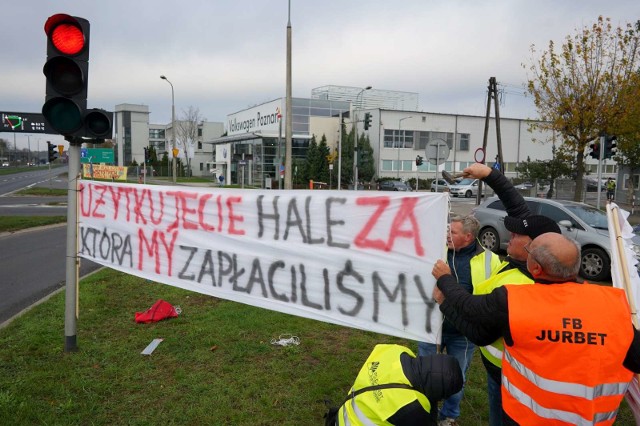 W poniedziałek, 28 października odbył się drugi protest przed fabryką Volkswagena w Antoninku. Po raz kolejny zjawili się na nim przedstawiciele firm, które nie otrzymały pieniędzy za budowę nowej hali - Rembor Group i podwykonawcy.