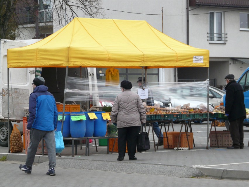 Pabianice Koronawirus. Na targowiskach w Pabianicach można handlować tekstyliami i roślinami