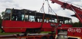 Przywieźli dąbrowskim strażakom tramwaj. Wykorzystają pojazd do szkoleń w ramach ratownictwa techniczego 