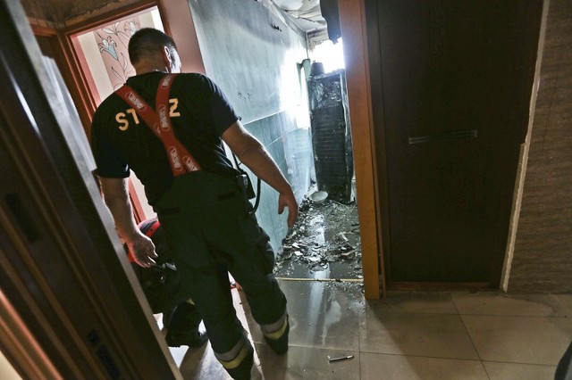 Pożar wybuchł w piątek (16 września) przed godz. 9.00 w bloku przy Anieli Krzywoń. Podczas akcji gaśniczej okazało się, że doszło też do rozszczelnienia instalacji gazowej i w każdej chwili mogło dojść do wybuchu.Paliło się mieszkanie na drugim piętrze bloku przy ul. Anieli Krzywoń 21. Na miejsce wysłano kilka jednostek straży pożarnej włącznie z wysięgnikiem. Pożar szalał w kuchni. – W pewnej chwili okazało się, że doszło do rozszczelnienia instalacji gazowej – mówi mł. bryg. Ryszard Gura, rzecznik zielonogórskich strażaków. Na szczęście gaz wydobywający z pękniętej rury zaczął wypalać się. – Mieliśmy do czynienia kontrolowanym wyciekiem gazu, ale sytuacja była bardzo niebezpieczna – tłumaczy mł. bryg. Gura. Pogotowie gazowe, które dotarło na miejsce pożaru odcięło dopływ gazu od bloku.Strażacy ugasili pożar. Kuchnia została całkowicie strawiona przez płomienie. Mieszkanie zostało mocno zalane wodą, która spływała do mieszkań na niższych kondygnacjach przez kontakty w ścianach. Dlatego prąd również został odcięty.Prawdopodobnie przyczyną jego wybuchu było zwarcie w instalacji elektrycznej. Właścicielka mieszkania opowiadała, że pożar wybuchł chwilę po tym jak włączyła pralkę. Płomienie rozprzestrzeniały się bardzo szybko. Na szczęście nikomu nic się nie stało.