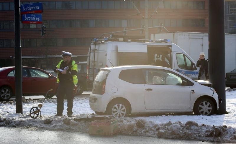 Wypadek przed szpitalem im. WAM. W zderzeniu samochodów ucierpiały dwie osoby [zdjęcia]