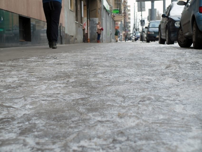 Chodniki skute lodem, którego nikt nie usuwał. Łodzianie woleli chodzić ulicami