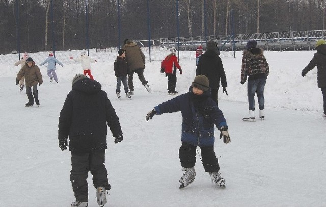 Zimowa i mroźna aura sprzyja takim szaleństwom. Wczoraj dzieci w Łapach mogły pojeździć na łyżwach.