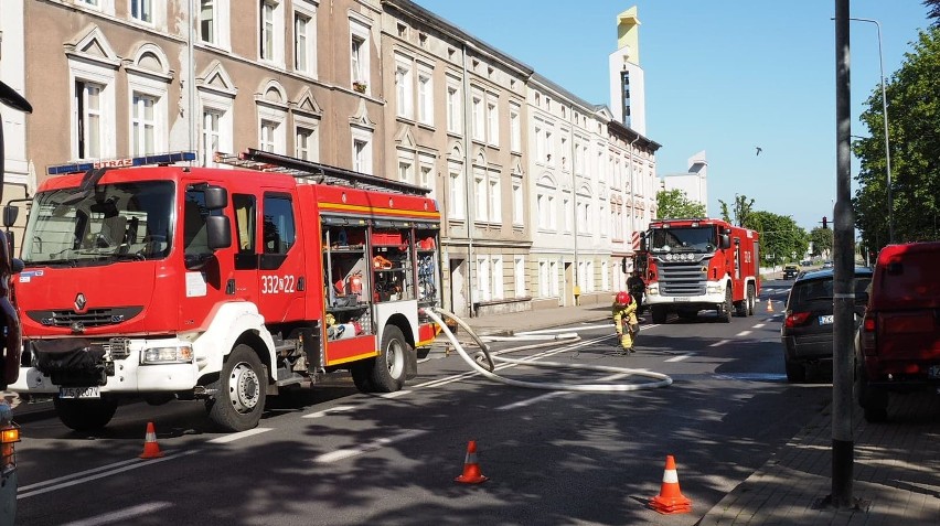 Pożar mieszkania w kamienicy przy ulicy Niepodległości w Koszalinie. Ewakuowano mieszkańców [ZDJĘCIA]