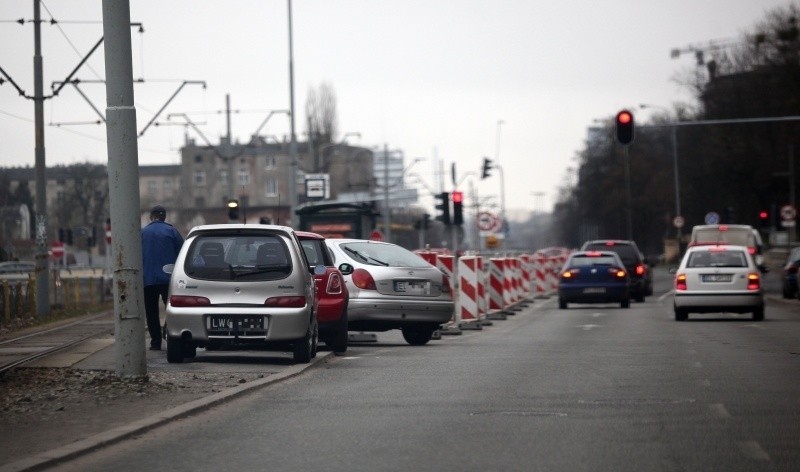 Auta prawie na przystanku! Źle parkują na Żeromskiego. Łódzka drogówka zapowiada kontrole [zdjęcia]