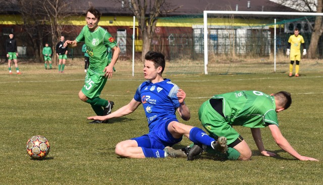 IV liga piłkarska, grupa zachodnia: KS Chełmek - Unia Oświęcim 0:1. Na zdjęciu: Wiktor Piątek (z prawej, Chełmek), w starciu z Karolem Dziedzicem (Unia).