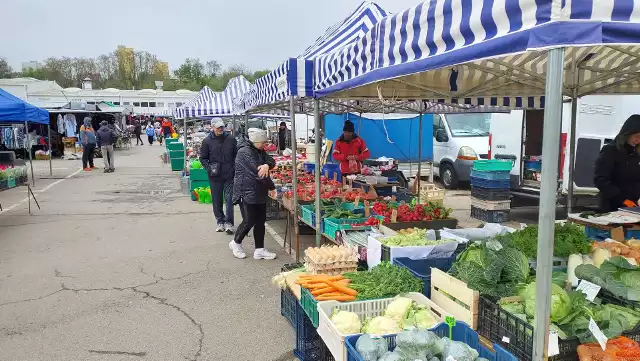 Ceny warzyw i owoców na targu w Ostrowcu na kolejnych zdjęciach.