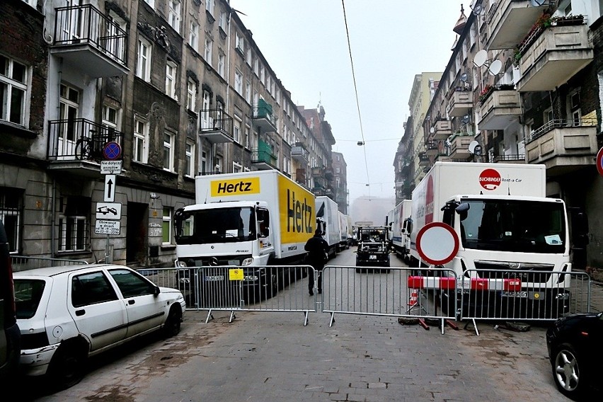 Steven Spielberg już Wrocławiu. Na Mierniczej strefa zamknięta. Kręcą film (ZDJĘCIA)