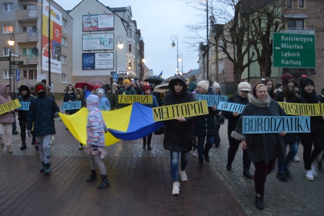 Uczestnicy marszu zebrali się na bytowskim rynku, po czym w milczeniu przeszli ulicami miasta do lapidarium, gdzie pod przewodnictwem księży pomodlili się w języku polskim i ukraińskim w intencji poległych i walczących.