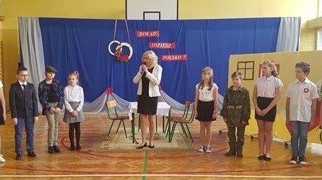Powiat olkuski. Uczniowie z SP Wierzchowisko świętowali 101. rocznicę odzyskania przez Polskę niepodległości