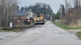 Przebudowa drogi w Groszowicach rozpoczęta. Będzie nowy asfalt i chodnik. Zobaczcie zdjęcia