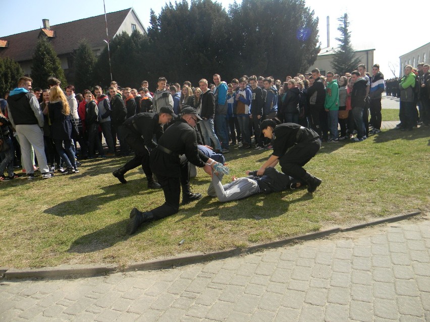 Uczniowie obezwładniali "terrorystów"