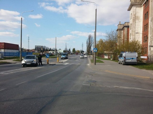 Całe zdarzenie miało miejsce na ulicy Wierzbickiej, gdzie doszło do potrącenia pieszej.