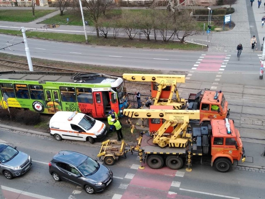 Tramwaj wykoleił się w centrum Wrocławia (ZDJĘCIA)