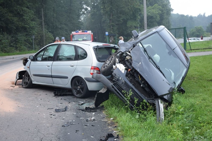 Wypadek w Ładnej. Groźnie wyglądające zderzenie dwóch samochodów osobowych [ZDJĘCIA]