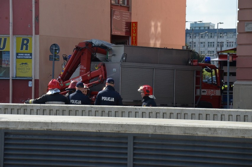 Wrocław: Tajemnicza koperta w urzędzie miejskim przy pl. Nowy Targ (FILM, ZDJĘCIA)