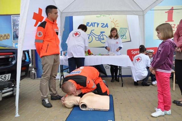Podczas happeningu przed skarżyskim SDH kieleccy ratownicy medyczni PCK pokazywali, jak udzielać pierwszej pomocy.
