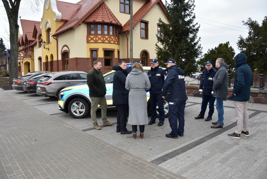 Nowy radiowóz trafił do posterunku policji w Karsinie. Zastosowane rozwiązania techniczne ułatwią pracę 