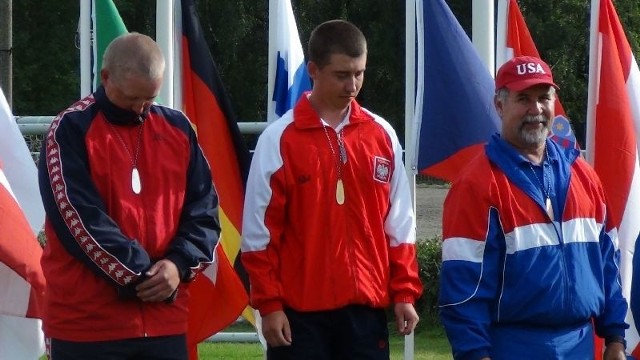 Jan Kita (w środku) w Tallinie zdobył &#8222;złoto&#8221; na Rzutowych Mistrzostwach Świata Seniorów. 