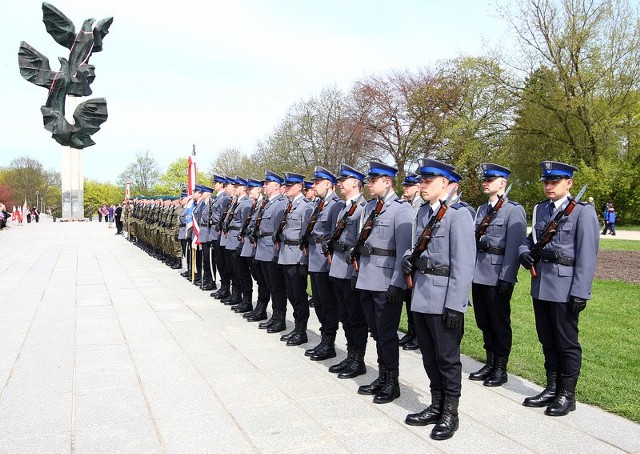 Pod Pomnikiem Czynu Polaków odbyła się uroczystość z udziałem władz miasta, służb publicznych i samych mieszkańców. 