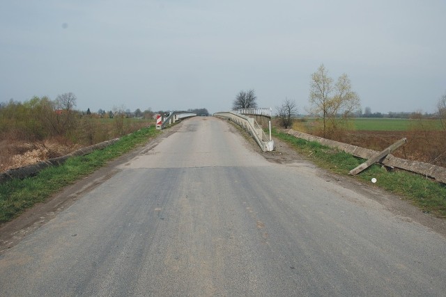 Na tym moście na Wiszni doszło do ataku. Z prawej widoczny jeden z betonowych słupków, które posłużyły do blokady.