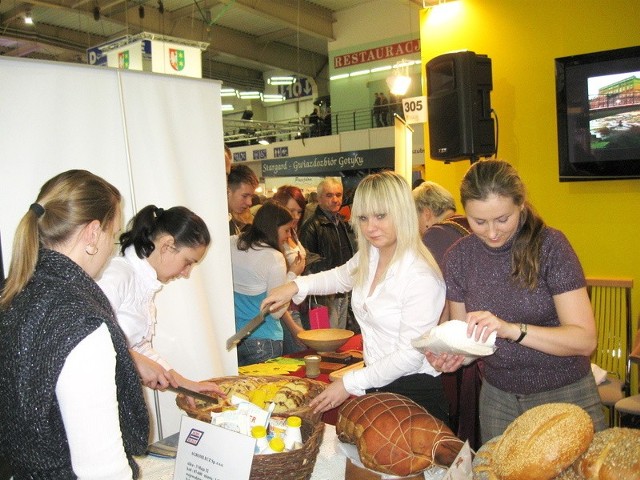 Tradycyjne produkty z Wielgiego zaprezentowały na targach w Poznaniu: Agnieszka Bieńkowska (z prawej), Magdalena Włodarska-Kasiuk, Justyna Baranowicz i Gizela Antonowicz.