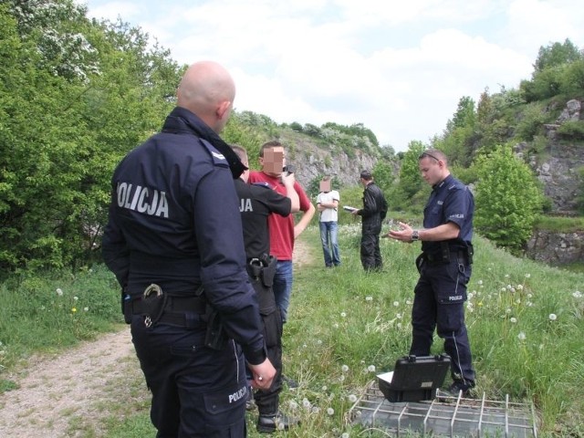 Kilkanaście minut po wypadku, pod skałą, z której spadł chłopak, policjanci badali trzeźwość jego znajomych.